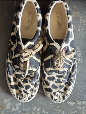 Bucket Feet Giraffe Black and Cream Women’s Print Sneakers 10